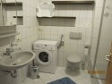 Badezimmer mit Waschmaschine